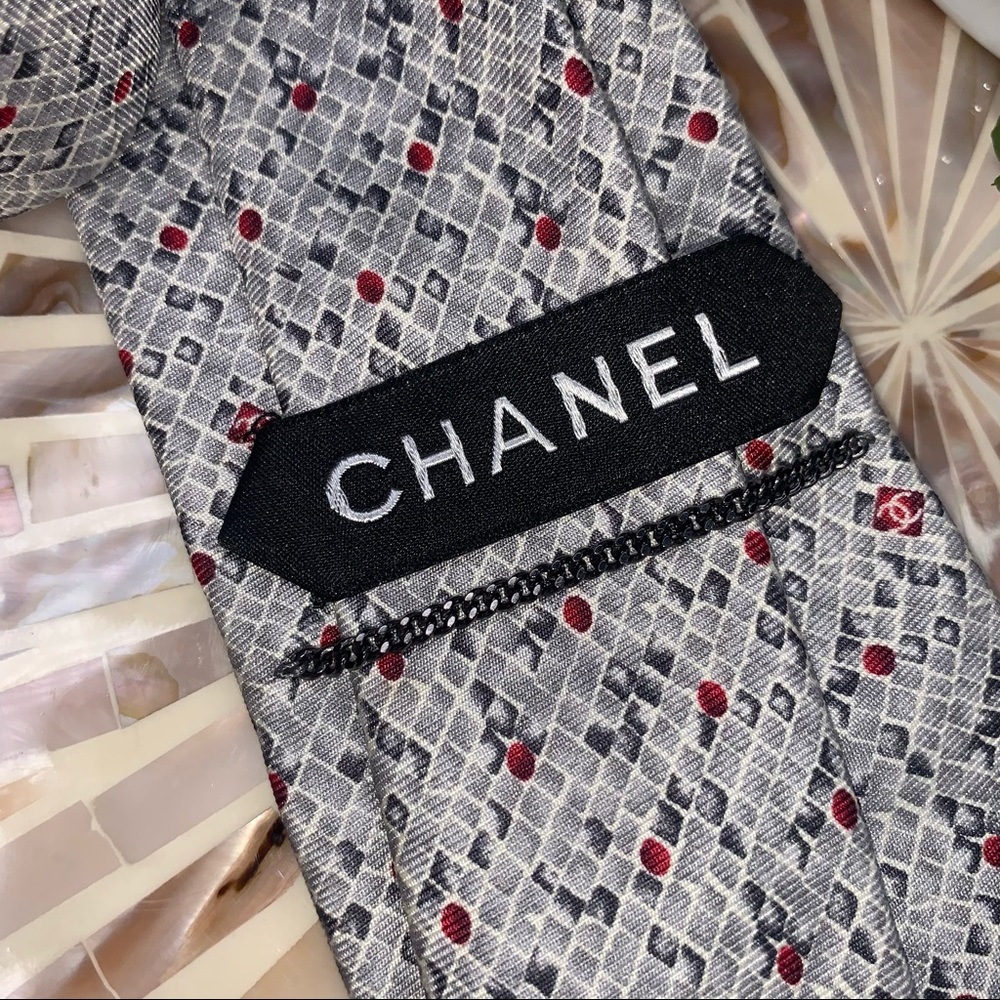 ꧁༒☬𝓡𝓮𝓼𝓮𝓻𝓿𝓮𝓭☬༒꧂
Please do not purchase! CHANEL SILVER 100% SILK LOGO TIE - Picture 6 of 15